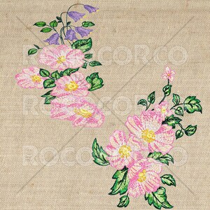 Può includere: Motivo floreale ricamato con fiori rosa e bianchi e foglie verdi su uno sfondo di lino beige.