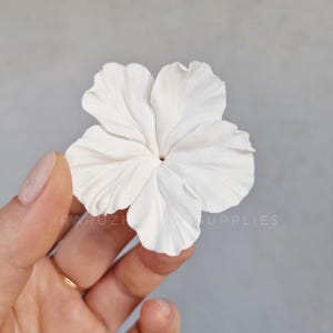 3 piezas o más de flores grandes sin estambres, cuentas de arcilla polimérica con orificio para hacer joyas, 5,5 cm