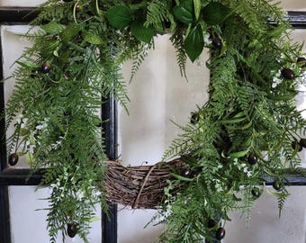 Corona de follaje de olivo, corona asimétrica de vid, corona colgante para la puerta principal, corona verde estilo granja, decoración para puertas durante todo el año.