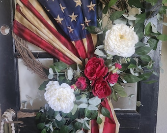 Corona patriótica con bandera estadounidense, guirnalda floral roja, blanca y azul, decoración de verano para la puerta principal, corona para el Día de los Caídos y el 4 de julio.