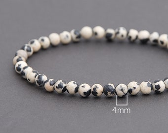 Pulsera pequeña de jaspe dálmata con alegría, aleja la negatividad y aporta energía calmante. Joyería minimalista apilable. Regalo para una amiga. 4 mm.