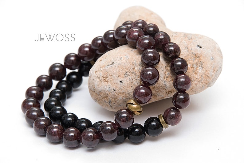 Healing stone bracelet gift for women Gift for her or him 8mm Onyx and Garnet bracelet Love and Protection jewerly Leo birthstone