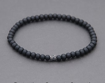 ZWARTE PETIT armband. Kleine stenen minimalistische armband. Mannen en vrouwen symbool sieraden. Delicate gelaagdheid eenvoudige armband Beste vriend cadeau / 4 mm