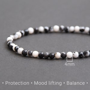 Puede incluir: Pulsera de piedras preciosas negras y blancas con cuentas de 4 mm. Protección, elevación del estado de ánimo, equilibrio.