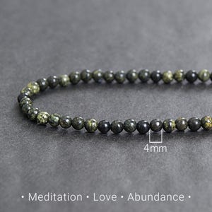 細身のサーペンタインストーンブレスレット、瞑想、愛、豊かさのエネルギーを込めたジュエリーギフト / 4mm