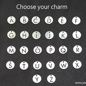¡Añade un dije de letra a tu pulsera! Dije para pulsera. Dije de disco. Regalo personalizado. Regalo de joyería. Dije con nombre.