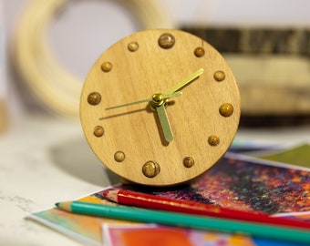 Horloge de table faite main en bois de hêtre avec perles de pierre - Élégante horloge de bureau artisanale avec support magnétique - Fabrication artisanale unique - Cadeau parfait