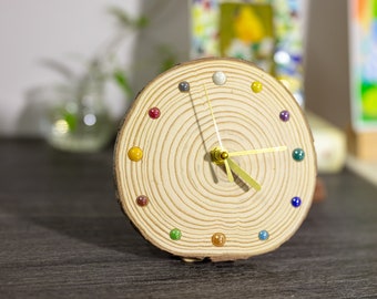 Horloge de table fabriquée à la main en bois de pin avec perles en céramique colorées - Pièce unique de décoration d'intérieur - Option cadeau silencieuse et élégante - Pièce unique en son genre