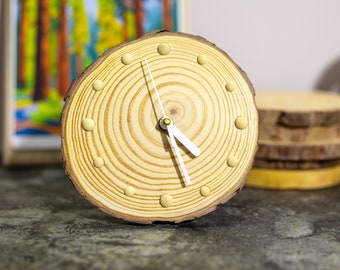 Horloge de bureau en bois de pin fabriquée à la main avec index des heures en perles de bois uniques - Design artisanal respectueux de l'environnement - - Mouvement de précision, idées cadeaux