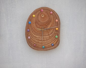 Horloge murale artisanale en bois de cire blanche, design artisanal, perles de céramique colorées, respectueuse de l'environnement - Horloge murale unique fabriquée de façon artisanale - Prête à offrir