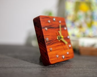Horloge de bureau minimaliste moderne - Bois de padouk africain, perles en céramique, mouvement silencieux, option cadeau durable - Horloge de table artisanale