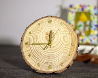 Horloge de table artisanale en pin : chef-d'oeuvre unique avec marqueurs en métal doré - Design élégant, mécanisme silencieux - Cadeau parfait