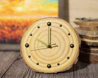 Horloge de bureau fabriquée à la main en bois de pin : artisanale respectueuse de l'environnement et parfaitement emballée dans un cadeau pour les proches - Décoration d'intérieur moderne