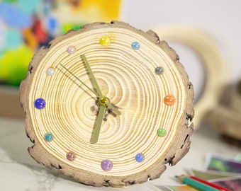 Horloge de table en bois naturel avec index en céramique aux couleurs vives - Décoration durable pour la maison - Horloge en bois unique faite main - Fabrication artisanale