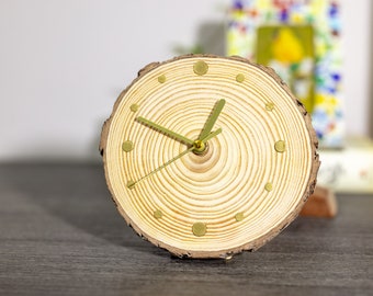 Horloge de table fabriquée à la main en bois de pin avec support magnétique - Élégance écologique - Unique en son genre - Mouvement de précision, option cadeau idéale