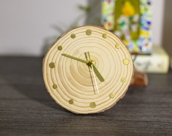 Horloge de table artisanale en pin avec index en métal doré - Décoration d'intérieur respectueuse de l'environnement - Cadran en pin fait main, mouvement à quartz silencieux