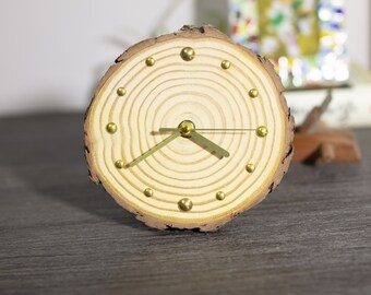 Horloge de bureau en bois respectueuse de l'environnement - Bois de pin fait main avec support magnétique - Horloge de table unique fabriquée à la main - Design artisanal mouvement silencieux
