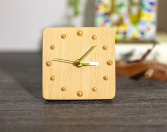 Horloge de bureau fabriquée à la main en bois de hêtre avec marqueurs de perles en céramique - Pièce de décoration artisanale unique - Design respectueux de l'environnement, option cadeau parfaite