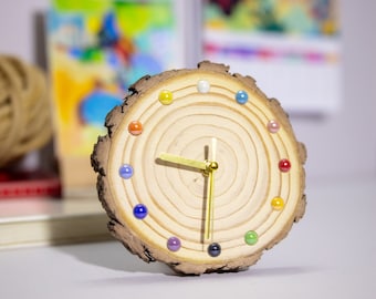 Horloge de table en pin fabriquée à la main avec marqueurs des heures en perles de céramique | Décoration d'intérieur écologique | Design artisanal unique | Unique en son genre