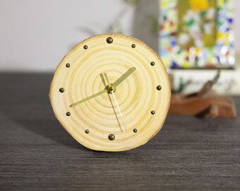 Horloge de table en bois de pin conçue de manière artisanale avec support arrière magnétique pour une décoration intérieure moderne - Fonctionnement silencieux - Option cadeau parfaite