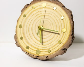 Horloge de bureau en bois de pin fabriquée à la main - charme rustique pour les maisons modernes - horloge de table en bois artisanale - décoration d'intérieur unique - cadeau attentionné
