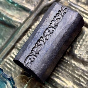 Matriz de impressão em arame com design elegante de folhas e vinhas para pulseiras, anéis, spinners, argolas, engastes e muito mais.