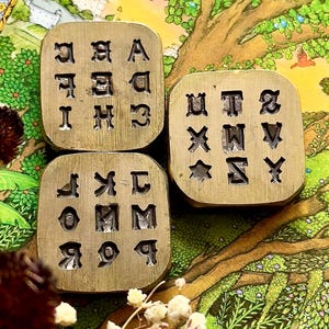 Conjunto de matrizes de impressão de bronze vintage, alfabeto, monograma e letras, placa de tiro para adornos