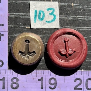 Pequeño juego de dijes con estampado de bronce que presenta una flecha, una llave antigua, un 7 de la suerte y un ancla.