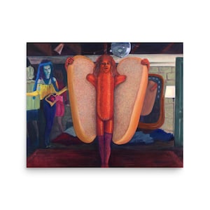 Puede incluir: Una pintura al óleo que representa una figura central vestida con un disfraz de perrito caliente, compuesto por un cuerpo de salchicha naranja texturizado flanqueado por dos grandes mitades de pan beige. La figura lleva mallas moradas y está en una habitación con una bola de discoteca.