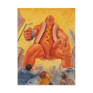 Puede incluir: Una ilustración surrealista que representa a un personaje gigante con forma de perrito caliente antropomórfico sobre una calle. La figura tiene un zigzag color mostaza en el centro, lados de pan claro y aplasta un pequeño coche azul.