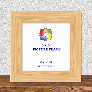 Puede incluir: Un marco de fotos de madera natural con una abertura de 12,7x12,7 cm. El marco está hecho en los EE. UU. y presenta el texto "5x5 PICTURE FRAME" y "REAL WOOD MADE IN THE U.S.A."