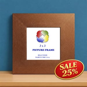 Puede incluir: Un marco de fotos cuadrado de color bronce con textura y un inserto blanco que presenta un logotipo colorido de cuatro partes, el texto 3 x 3 PICTURE FRAME, REAL WOOD, MADE IN THE U.S.A. y una insignia ovalada roja con el texto dorado SALE 25%.