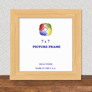 Puede incluir: Un marco de fotos de madera natural con una abertura de 17,8 x 17,8 cm. El marco está hecho en los Estados Unidos y presenta el texto "7 x 7 PICTURE FRAME" y "REAL WOOD MADE IN THE U.S.A."