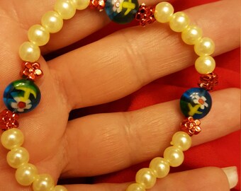 Bracciale elasticizzato fiore di vetro e perla simulata
