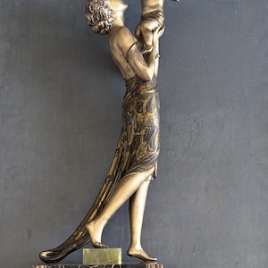 1920s French/Italian Art Deco Master Uriano (1887-1960) statue of a mother holding her baby. Sculpture. Signed. Marble pedestal.