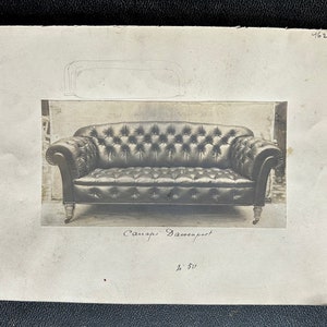Fotografía antigua francesa del siglo XIX del archivo técnico de un estudio de diseño de muebles y arquitectura. Sofá Chesterfield.
