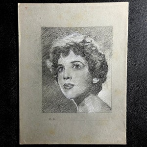Disegno a carboncino in bianco e nero francese degli anni '50 su carta grigia. Ritratto di una donna francese.