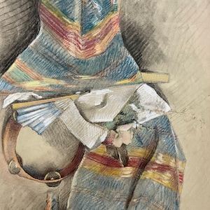 Disegno francese a matita colorata su carta degli anni '20. Natura morta con abito da donna e tamburello.