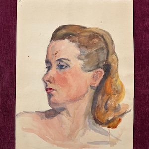 Acquerello vintage francese degli anni '50 su carta. Ritratto di donna parigina con capelli biondi e rossetto rosso. Moda anni '50.