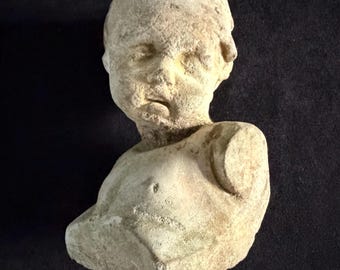 Buste de chérubin en pierre, français des années 1700, sculpture putto antique, décoration de jardin classique, piédestal de récupération, statue néoclassique en plein air