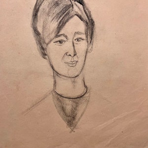Disegno a matita francese degli anni '60 su carta rosa. Ritratto di donna parigina.