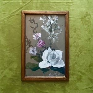Dipinto a guazzo francese degli anni '20. Fiori rosa e bianchi. Arte floreale firmata su carta. Natura morta con cornice vintage. Decorazione murale antica in stile cottage.