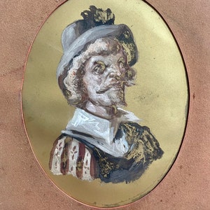 Dipinto a olio francese degli anni '10 su carta dorata con passepartout ovale. Ritratto di un moschettiere francese.