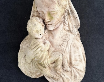Statua antica francese in gres del 1700 raffigurante la Vergine Maria con il Bambino Gesù, scultura religiosa cattolica proveniente da una chiesa, Madonna Art