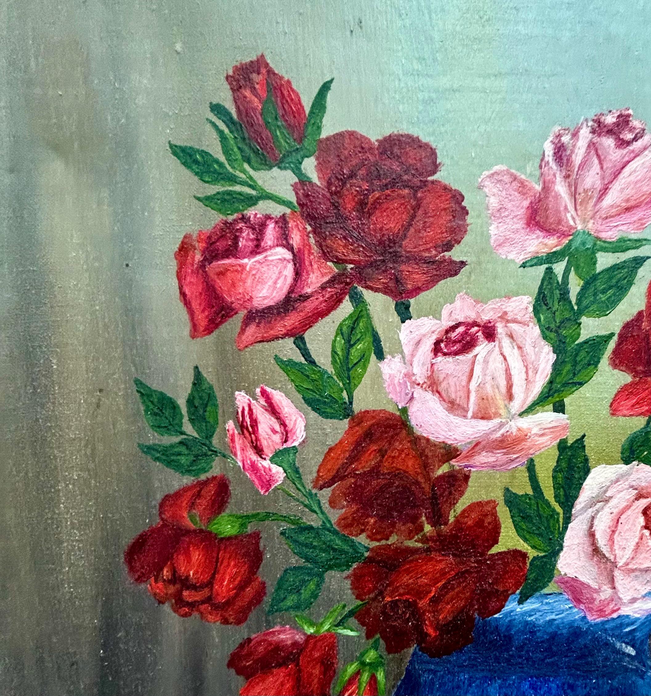 1930年代のフランスの花の油絵、青い花瓶に入ったピンクの赤いバラ