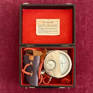 French Antique Oscillometer 1919 Medical Blood Pressure Device by Boulitte Paris with Case and Booklet Curiosity Cabinet Decor.
