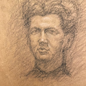 Disegno a carboncino francese degli anni '30 su carta Kraft. Ritratto di un francese.
