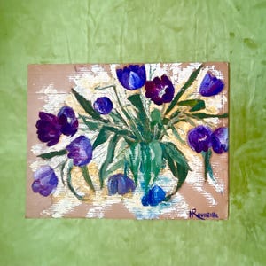 Gran pintura al óleo francesa vintage de los años 50 sobre cartón. Tulipanes azules. Flor. Arte floral. Decoración rústica. Estilo shabby chic. Casa de campo francesa.