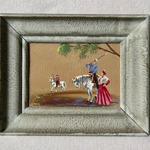 Pintura francesa en gouache sobre cartón, década de 1930. Guardianes de toros y mujer con traje típico de Arles en la Camarga.
