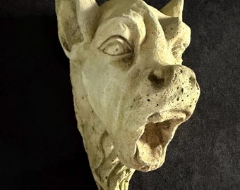 Sculpture en pierre grotesque gothique française des années 1700 Église antique Fragment architectural Gargouille médiévale Tête de dragon Art mural Fontaine de jardin